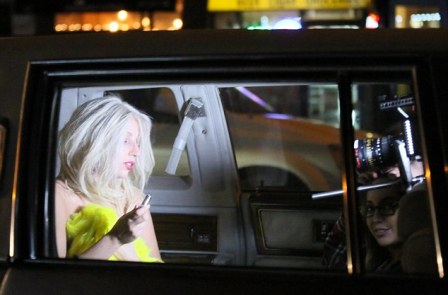 Main Film Horor, Lady Gaga Alami Insiden Busana